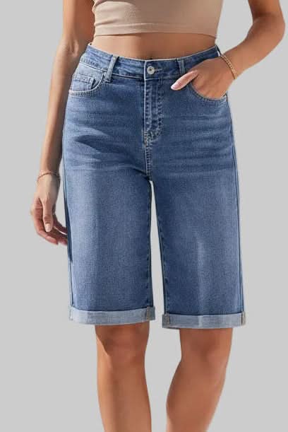 Everyday women's Bermuda shorts, high-rise for ultimate comfort and relaxed appeal.