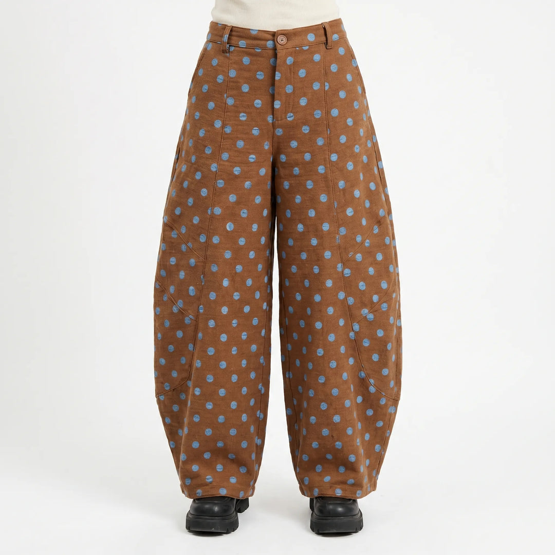 Stylish women's wide barrel-leg polka dot pants, ideal for comfortable daily wear and a trendy look.
