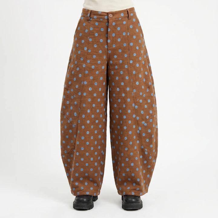 Stylish women's wide barrel-leg polka dot pants, ideal for comfortable daily wear and a trendy look.