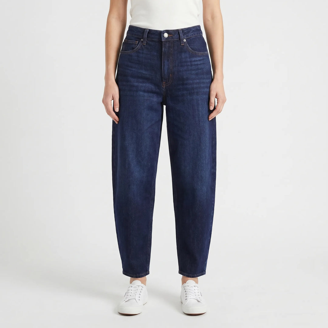 Comfortable women's high-waist relaxed fit barrel-leg jeans, perfect for everyday casual elegance.