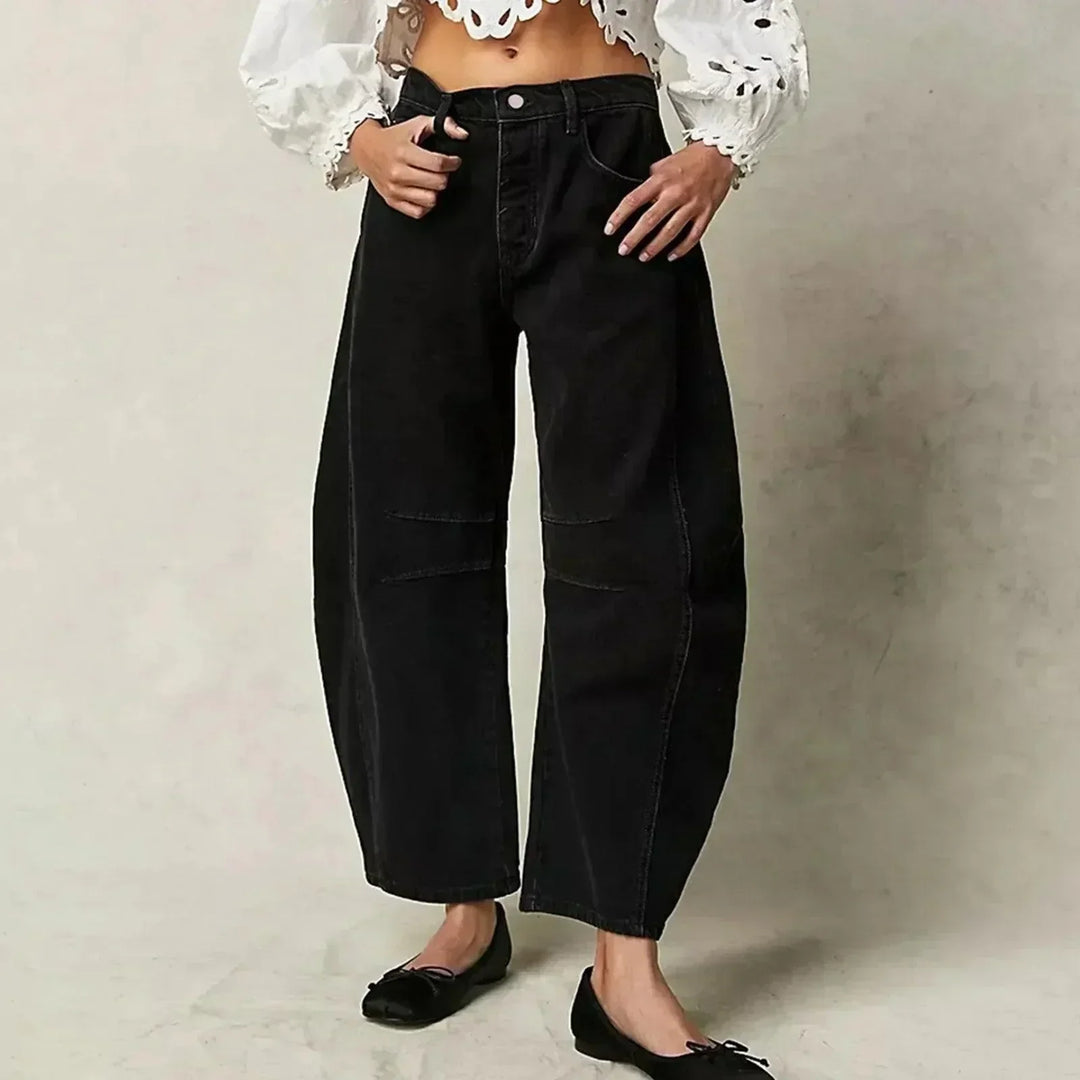 Women's high-waist wide-leg jeans in a relaxed fit. Fashionable denim alternative for stylish everyday outfits.
