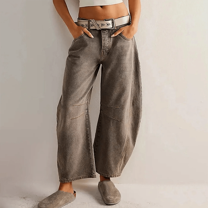 Chic women's high waist wide leg jeans. Relaxed fit denim pants, ideal for comfortable and stylish everyday outfits.