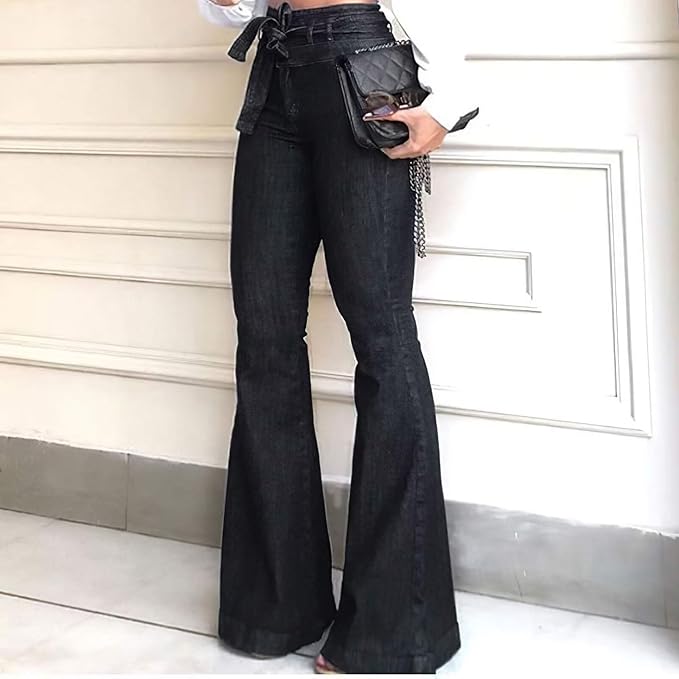 Trendy women's flare jeans, featuring a high waist and sculpting fit for a modern and stylish look.