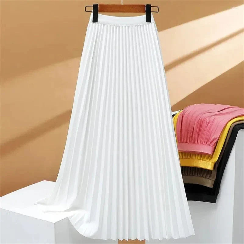 Comfortable women's long pleated maxi skirt with high waist, ideal for elegant casual or formal wear.