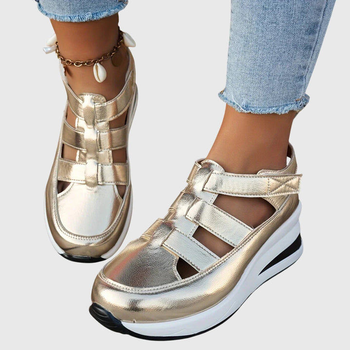 Stylish open-toe Women's Judy sandals with adjustable straps & orthopedic arch support for casual summer wear.