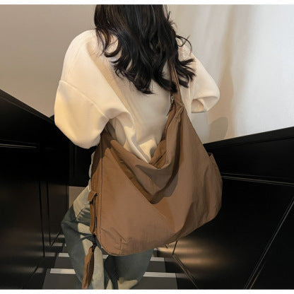 Everyday women's large capacity crossbody bag, comfortable and versatile.