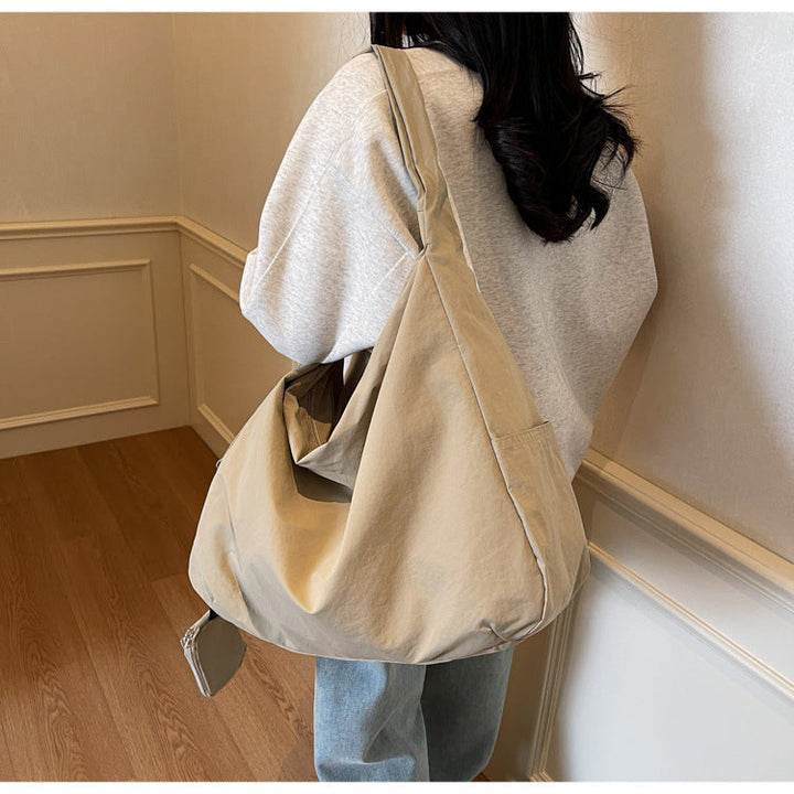 Versatile women's everyday crossbody bag, perfect as a shoulder bag.