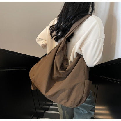 Fashionable women's slouchy crossbody bag, a stylish and practical accessory.
