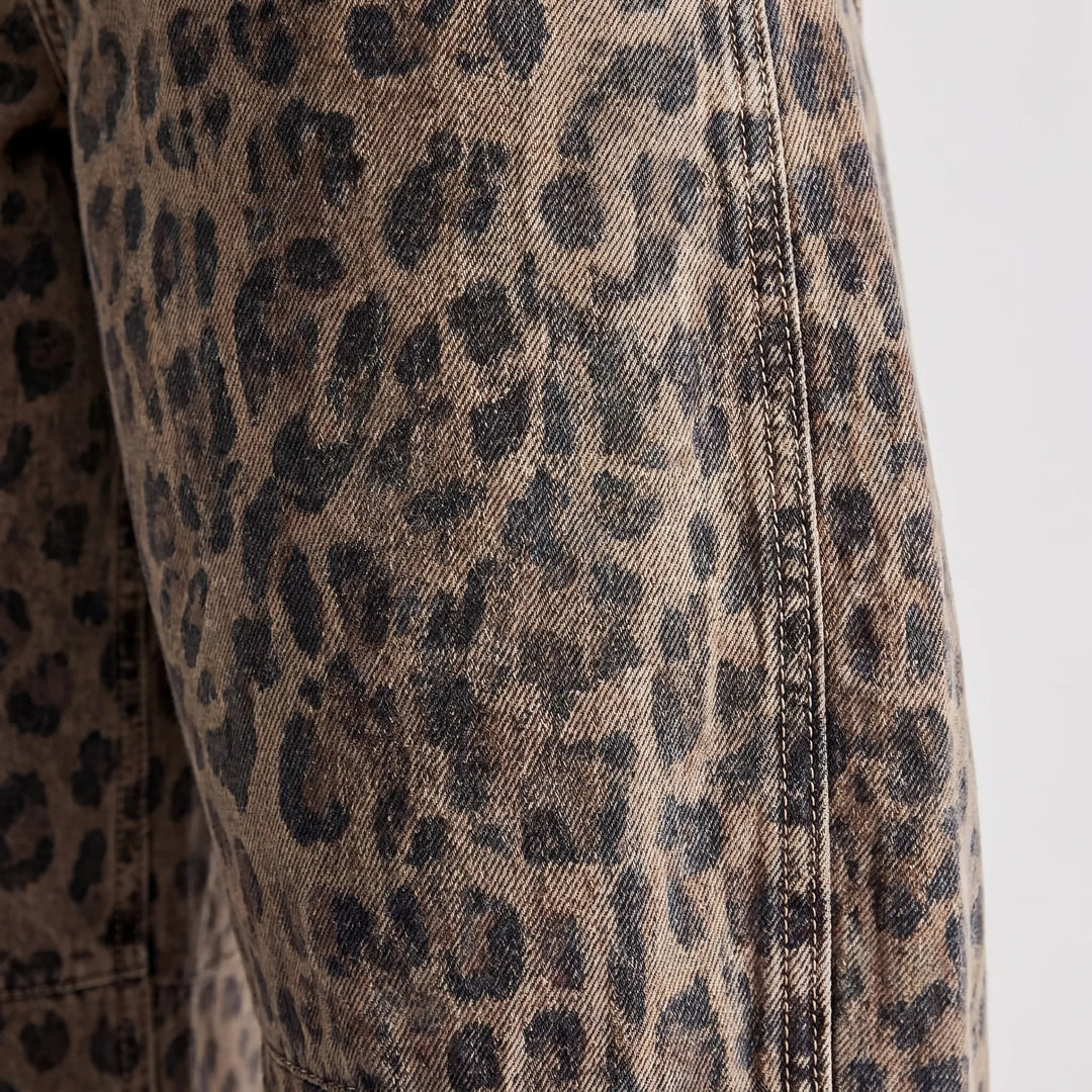 Fashionable women's leopard-print barrel jeans, offering a comfortable relaxed fit and vintage streetwear vibe.