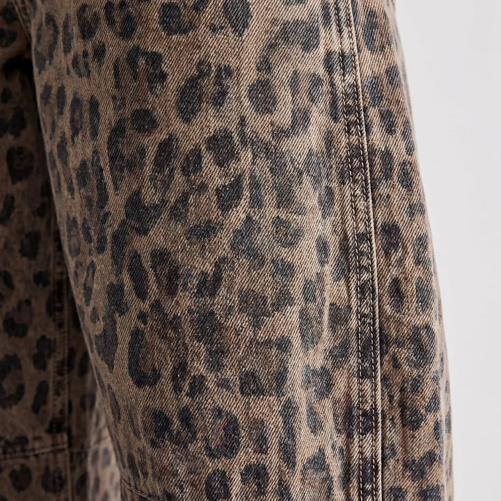 Fashionable women's leopard-print barrel jeans, offering a comfortable relaxed fit and vintage streetwear vibe.