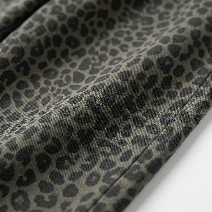 Full-length women's high-waisted wide-leg pants featuring a chic leopard print. Comfortable and flattering for any casual look.
