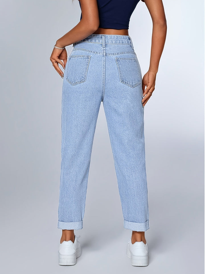 Light blue mom jeans for women, high waist, relaxed fit, offering retro style and everyday comfort.