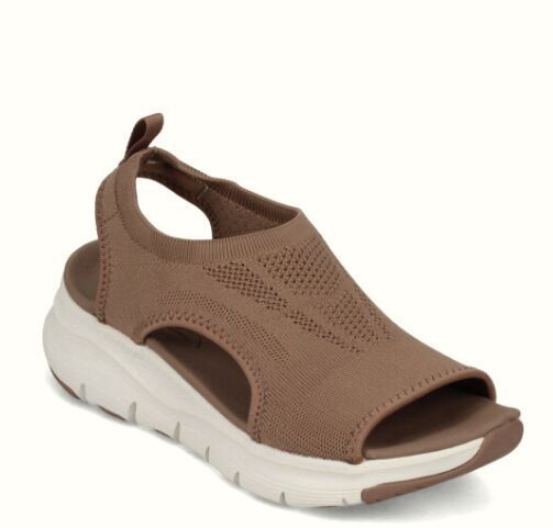 Lightweight women's flat sandals with open toe, offering ultimate comfort for casual everyday summer style.
