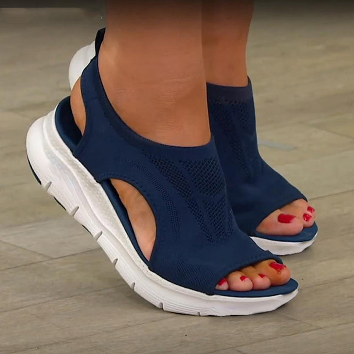 Stylish women's casual flat sandals, ultra-lightweight & comfortable, ideal for everyday summer activities.