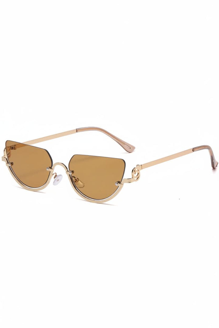 Fashionable women's cat eye sunglasses, offering lightweight comfort and comprehensive UV protection.
