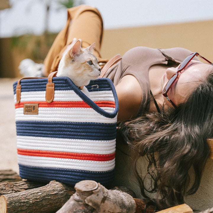 Lightweight cotton woven pet carrier beach bag with an inquisitive cat, ideal for eco-conscious pet owners.