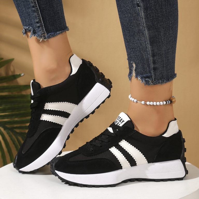 Cushioned women's orthopedic trainers, lightweight and comfortable for long walks.