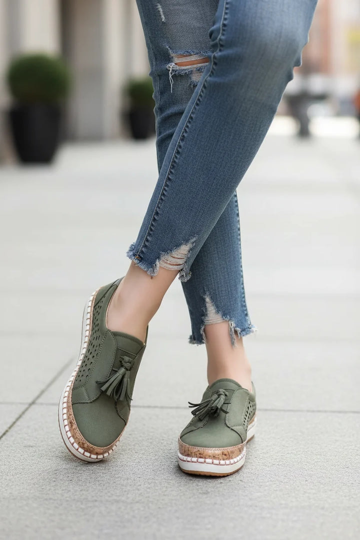 Women's lightweight walking shoes, ideal for all-day comfort, support, and daily wear. Perfect for active lifestyles.