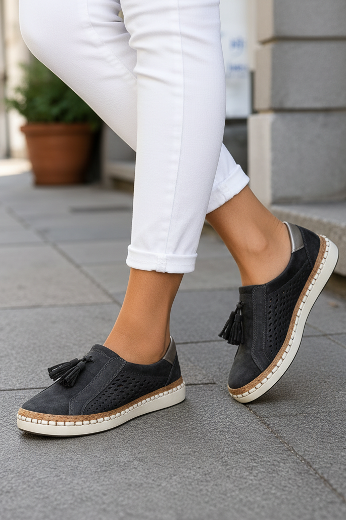 Everyday women's lightweight sneakers, designed for maximum comfort and support during long walks and daily activities.