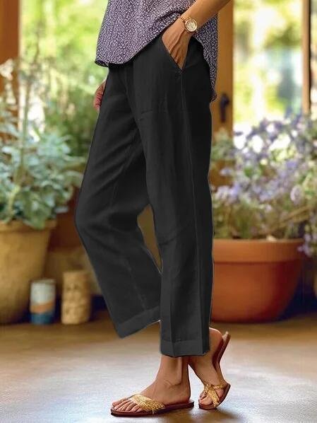 Casual women's cropped linen trousers, featuring an elastic waist for comfy summer and vacation wear.