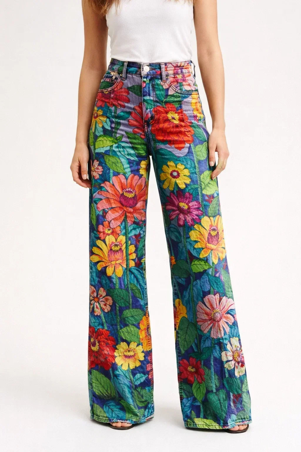 Women's long fit baggy jeans in classic blue denim, ideal for casual everyday wear.