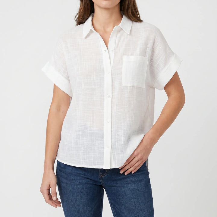 Relaxed women's short-sleeve button-down shirt with a loose fit, perfect for everyday casual wear.