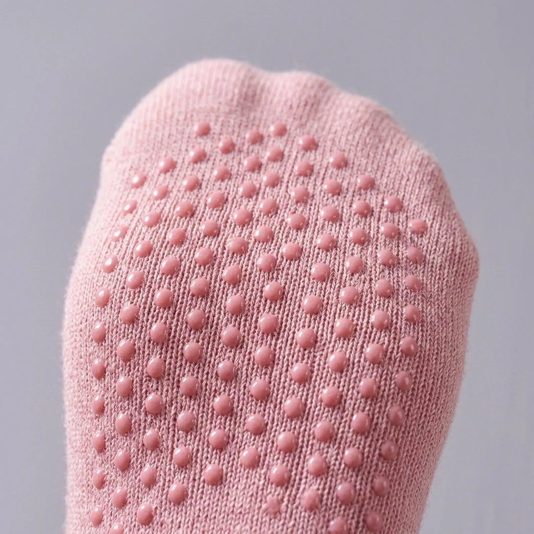 Low-cut women's activewear grip socks offering non-slip support for studio fitness, yoga, and Pilates workouts.