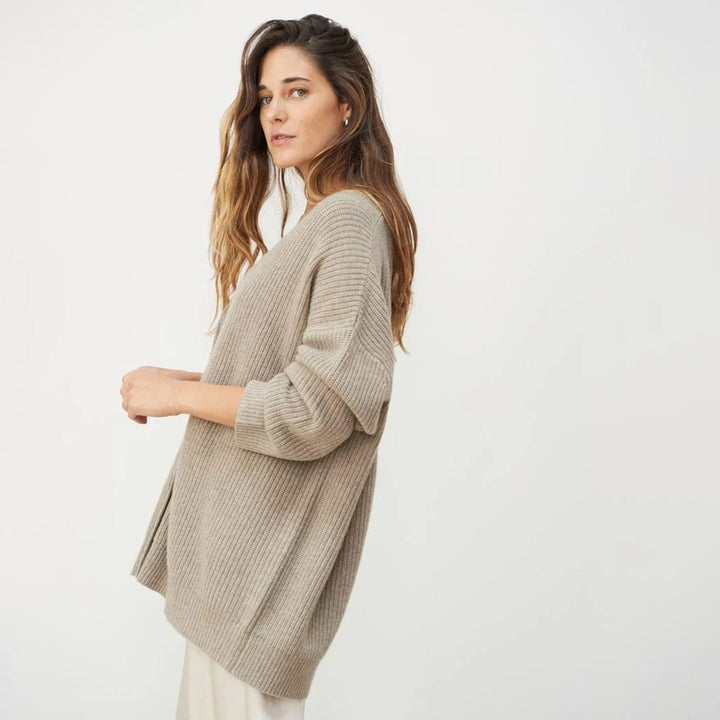 Women's comfortable oversized cardigan, luxurious soft knit, ideal for everyday casual elegance.