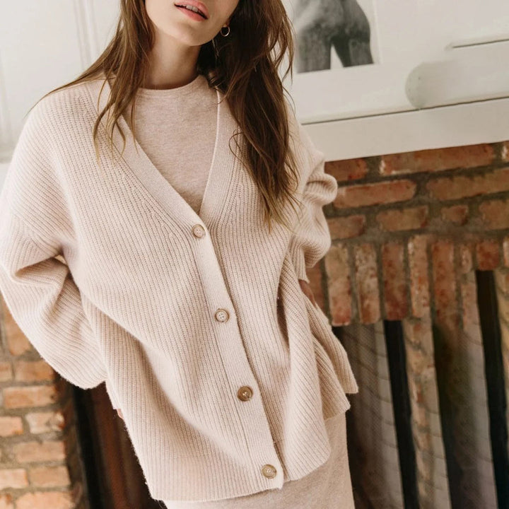 Fashionable women's oversized cardigan, soft knit luxury for comfortable, effortless layering.