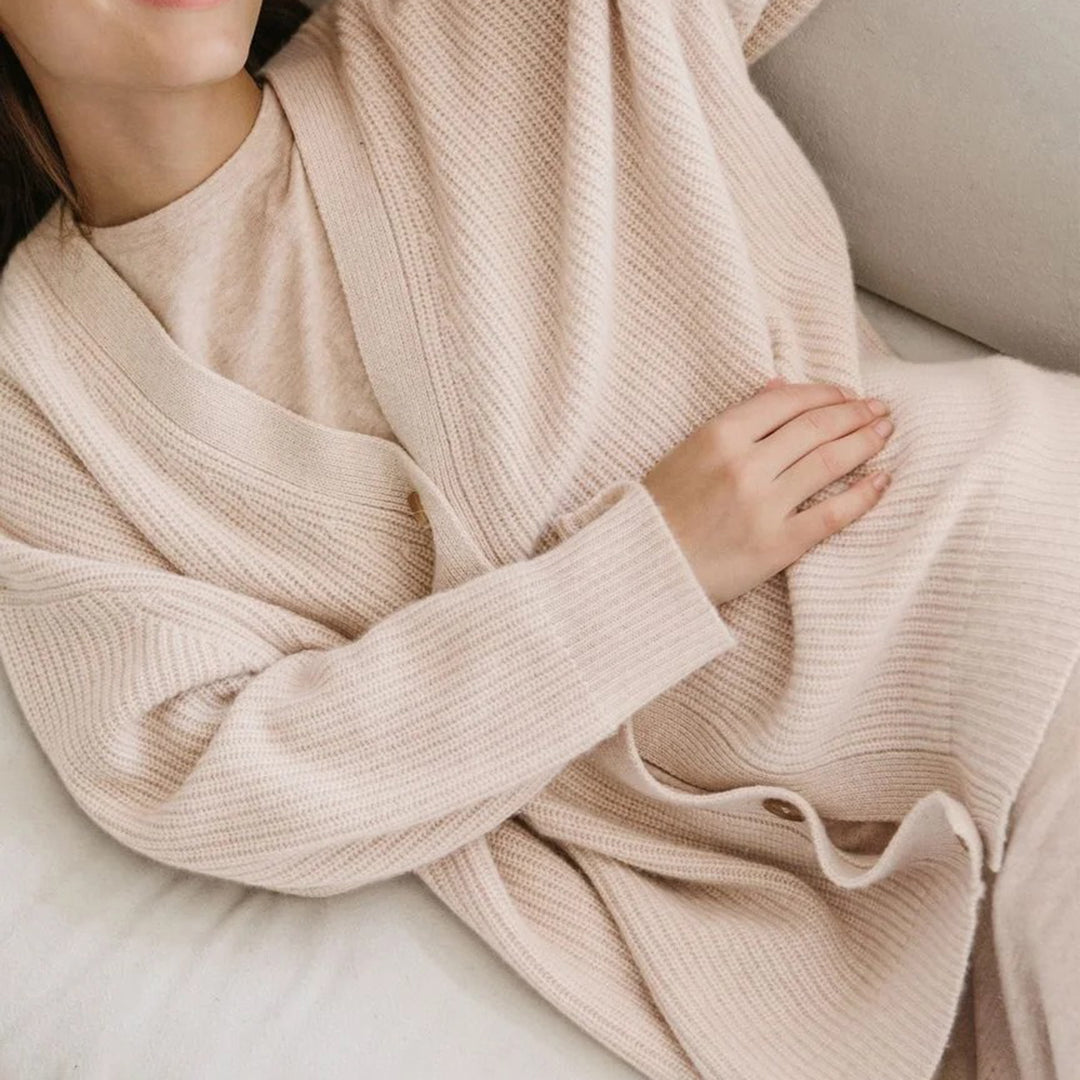 All-season women's oversized cardigan, a luxurious soft knit sweater designed for effortless style.
