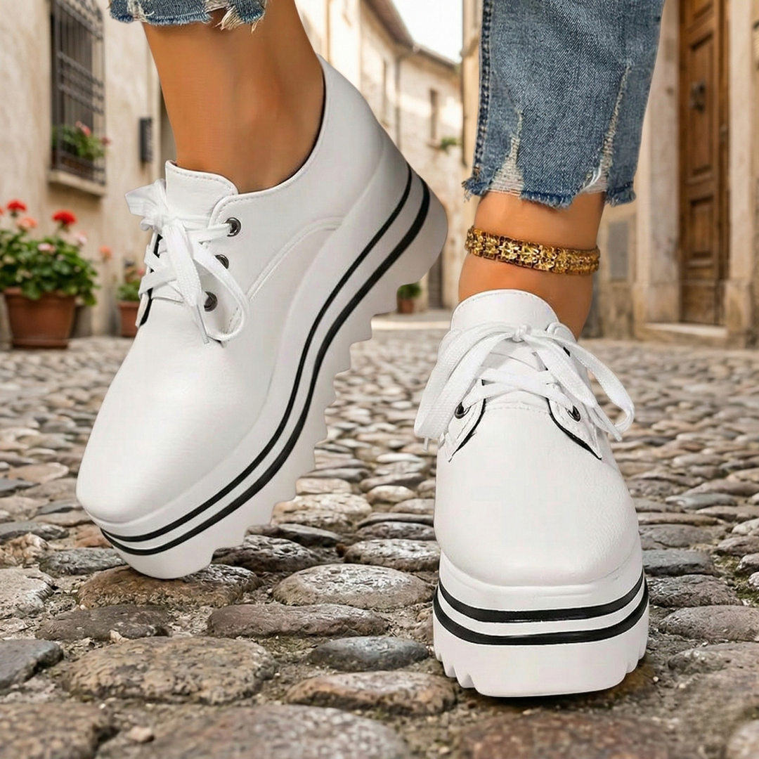 Elegant women's platform Oxford shoes, classic lace-up design with a contemporary elevated sole.