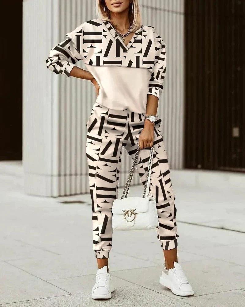 Women's modern & comfy tracksuit set, perfect for stylish everyday wear & active comfort.