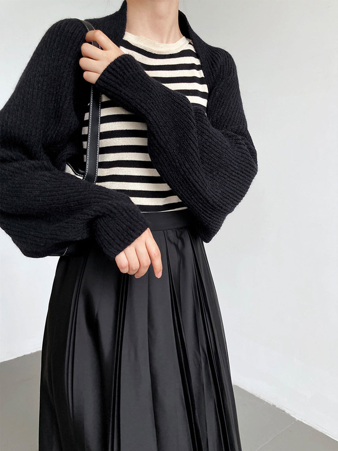 Elegant women's open-front shrug sweater with long sleeves. Regular fit, versatile layering piece.