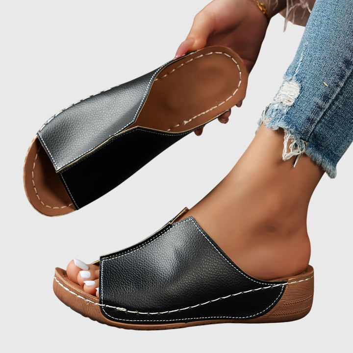 Stylish women's flat sandals with open toe and adjustable straps, ideal for warm weather comfort.