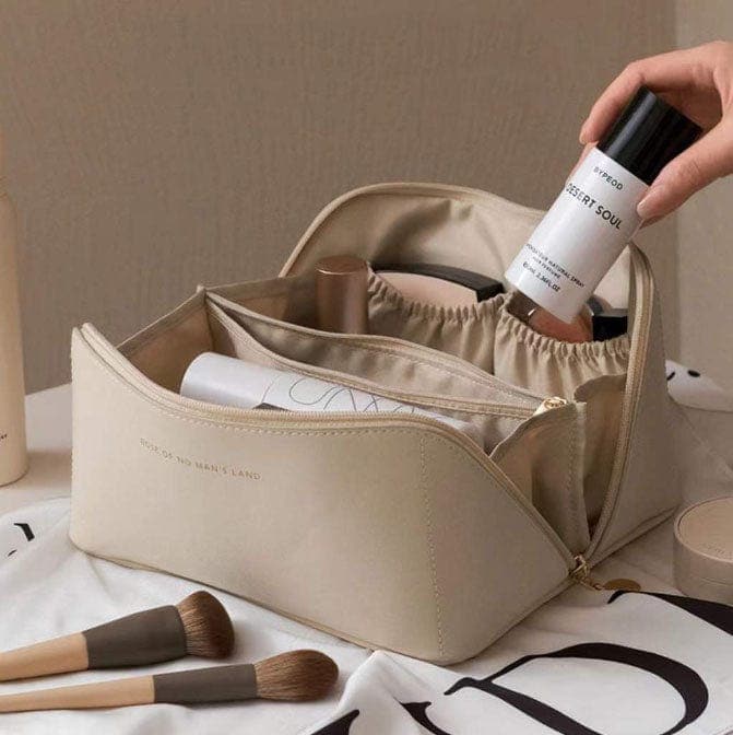 Stylish women's travel beauty case. Portable vanity bag perfect for organizing makeup & toiletries on-the-go.