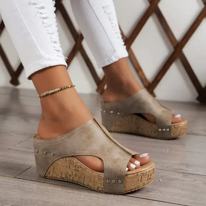 Everyday women's orthopedic sandals providing deep cushioning and arch support for active, pain-free wear.