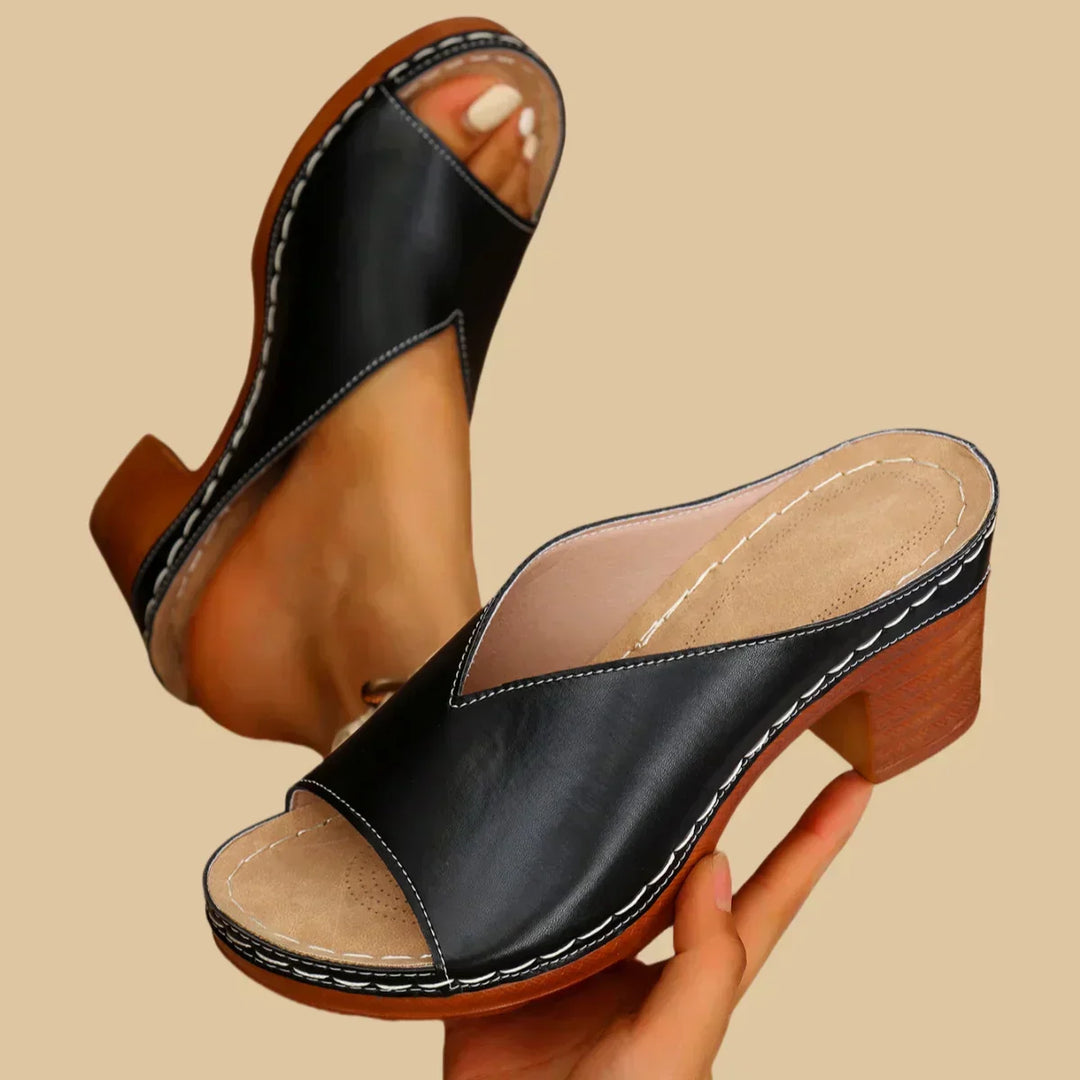 Open-toe women's flat sandals with orthopedic support, great for casual summer footwear.