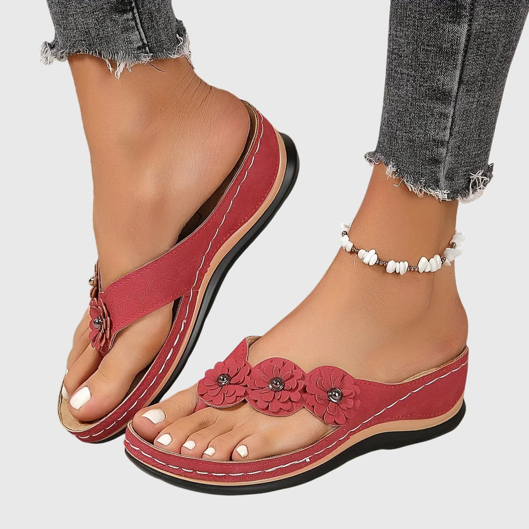 Comfortable women's beach sandals with arch support, ideal casual summer footwear for vacation.