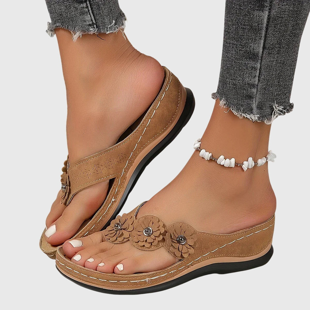 Casual women's flip flops with orthopedic design & strong arch support for comfortable walking.