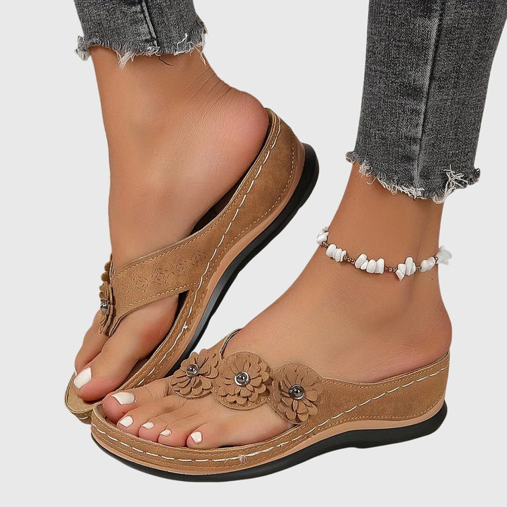 Casual women's flip flops with orthopedic design & strong arch support for comfortable walking.