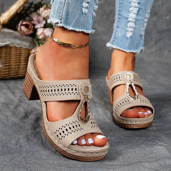 Heeled orthopedic sandals for women, elegant and supportive for all-day wear.