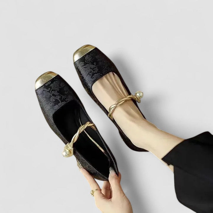Comfortable women's walking Mary Jane shoes, orthopedic support, vintage style, and a low block heel.