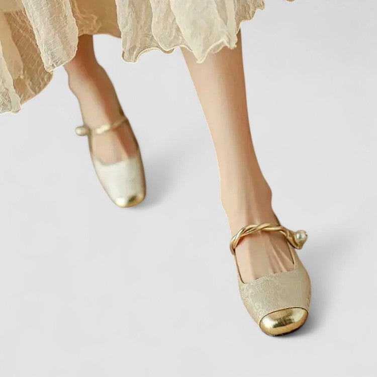 Stylish women's orthopedic Mary Jane shoes, ideal for comfort, with a low block heel and vintage buckle design.