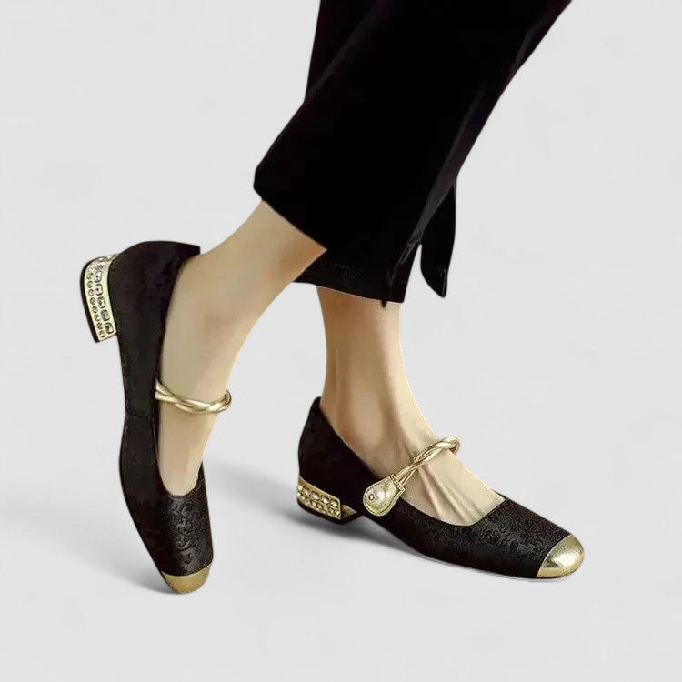Orthopedic Mary Jane shoes for women, classic vintage style, comfortable low heel, and adjustable buckle.