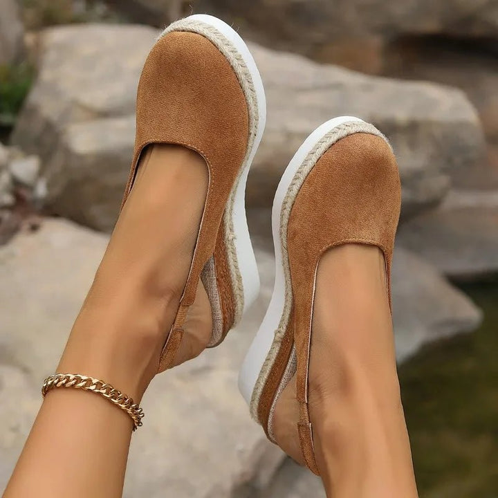 Cushioned women's walking sandals with platform design, arch support, and slip-resistant sole for comfort.
