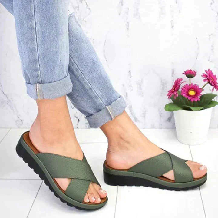Casual women's sandals with orthopedic design, offering adjustable comfort and arch support for everyday activities.