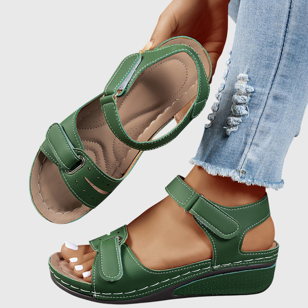 Comfortable women's crystal sandals, supportive and non-slip, ideal for walking and casual summer fashion.