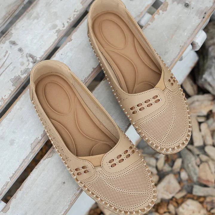 Versatile women's orthopedic loafers with flat sole, perfect for everyday comfort.