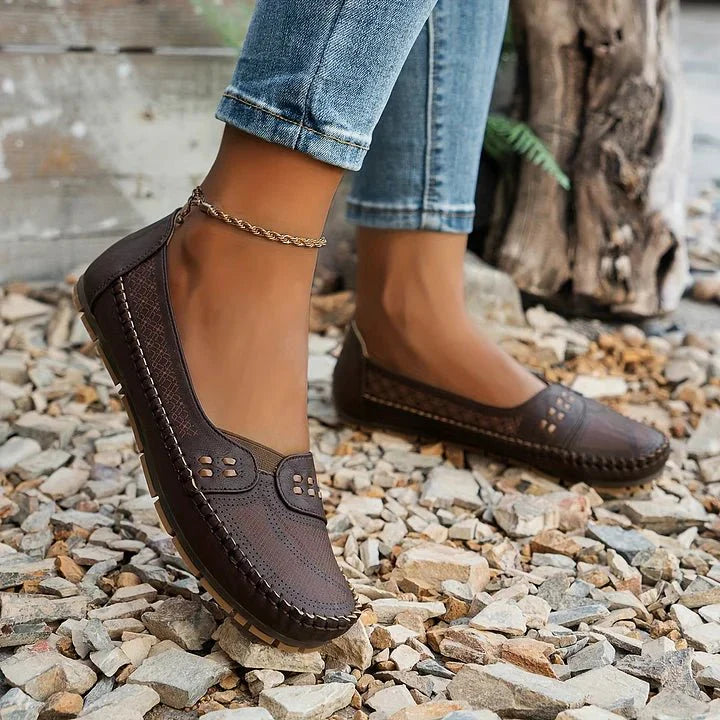 Perforated women's loafers, versatile and comfortable for casual and everyday use.