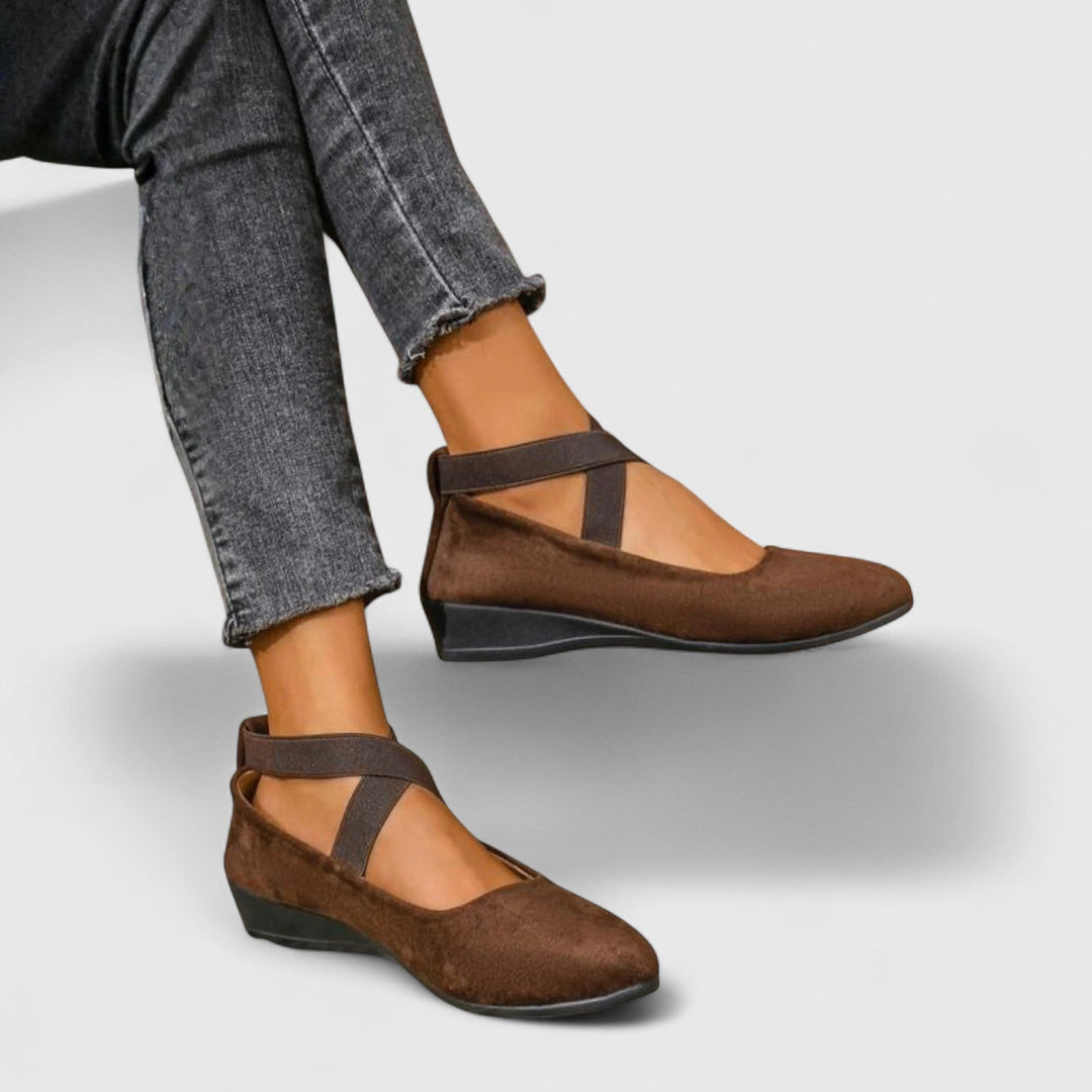 Versatile women's orthopedic wedge sandals, ideal for summer, offering adjustable comfort and support.